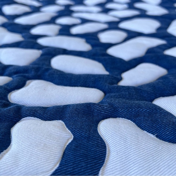 Annie Selke Pinecone Hill Pebbles Blue White Quilted Pillow Cover 22x22 GUC - Picture 5 of 10